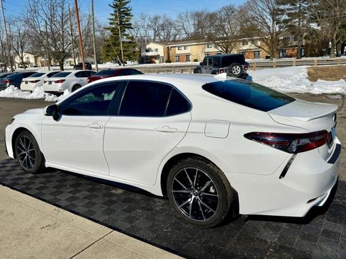 Used 2022 Toyota Camry SE image 3