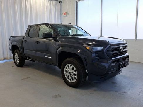 Used 2025 Toyota Tacoma SR5 AWD/4WD image 5