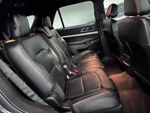 Used 2016 Ford Explorer XLT w/ Equipment Group 202A FWD image 18