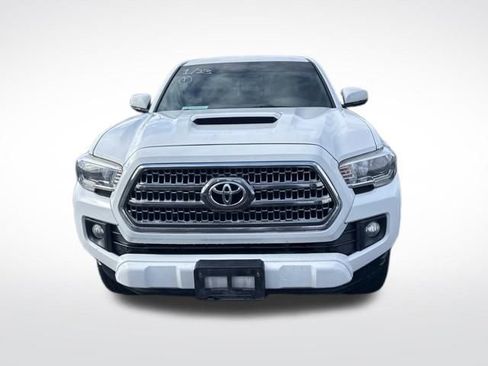 Used 2017 Toyota Tacoma TRD Sport w/ Tow Package (A/T) image 3