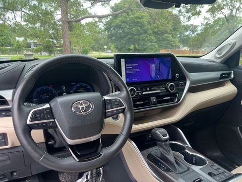 Used 2023 Toyota Highlander Platinum FWD image 3