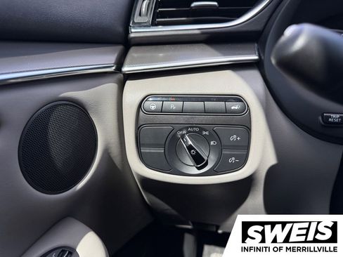 Used 2023 INFINITI QX50 Luxe AWD/4WD image 2