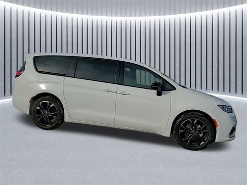 New 2026 Chrysler Pacifica Select image 4