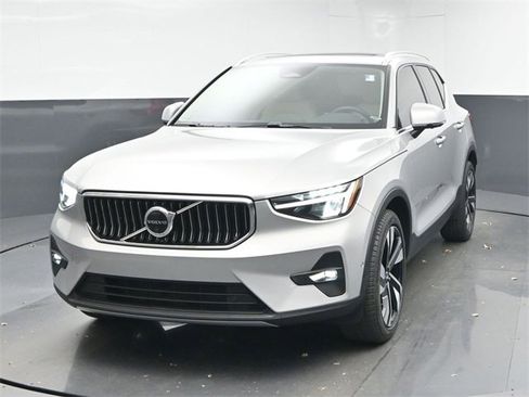 Used 2023 Volvo XC40 B5 Plus w/ Driver Assist Package image 3