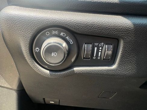 Used 2025 Chrysler Pacifica Limited FWD image 16