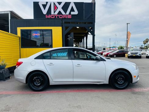 Used 2013 Chevrolet Cruze LS FWD image 4