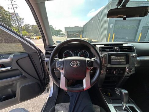 Used 2018 Toyota 4Runner SR5 AWD/4WD image 10
