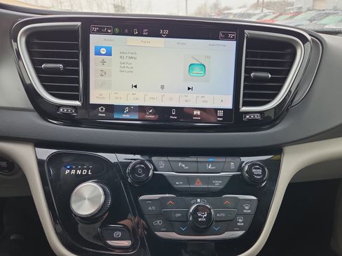 Used 2024 Chrysler Pacifica Touring-L image 26