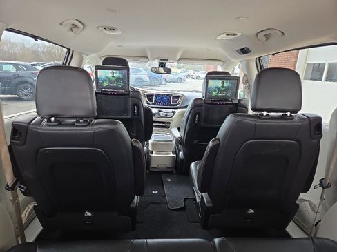 Used 2017 Chrysler Pacifica Touring-L Plus w/ Tire & Wheel Group FWD image 10