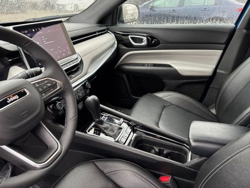 Used 2025 Jeep Compass Limited image 43