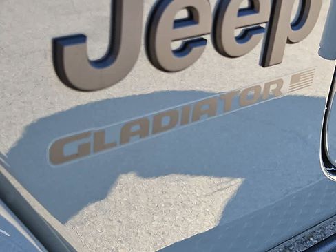 Used 2025 Jeep Gladiator Sport image 13