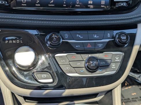 Used 2023 Chrysler Pacifica Limited image 28