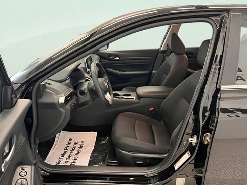 Used 2025 Nissan Altima 2.5 SV FWD image 14