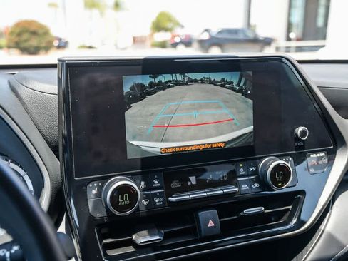 Used 2024 Toyota Highlander XLE FWD image 24