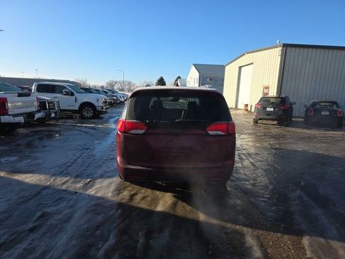 Used 2018 Chrysler Pacifica Touring-L w/ Advanced Safetytec Group image 6