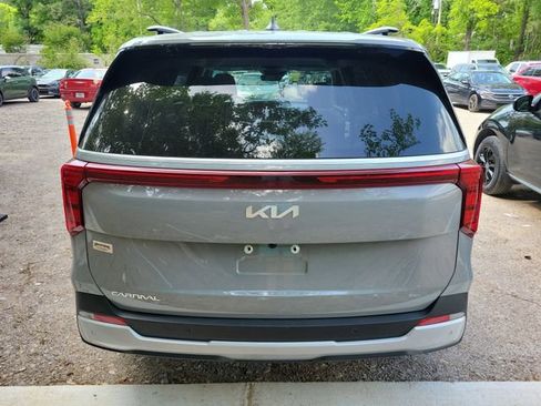 Certified 2025 Kia Carnival EX FWD image 5