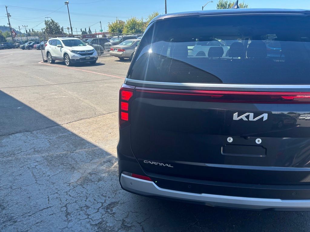 Used 2026 Kia Carnival LXS FWD image 8