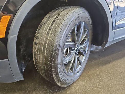 Used 2024 Volkswagen Tiguan SE image 30