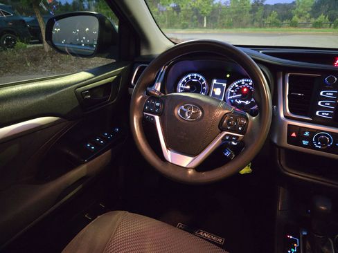 Used 2019 Toyota Highlander LE FWD image 9