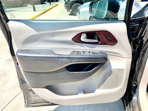 Used 2020 Chrysler Pacifica Limited FWD image 10