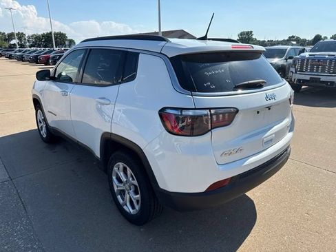 Used 2024 Jeep Compass Latitude AWD/4WD image 5