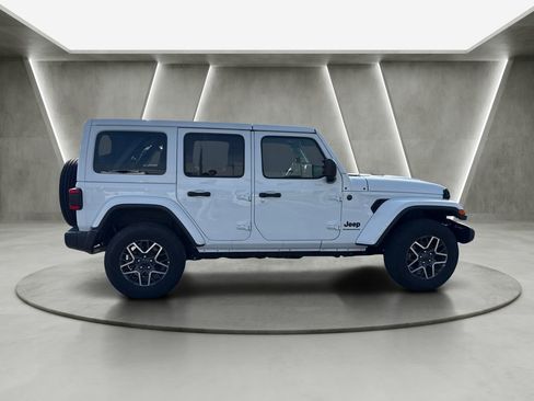 Used 2025 Jeep Wrangler Unlimited Sahara AWD/4WD image 8