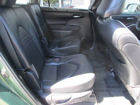 Used 2023 Toyota Highlander XLE AWD/4WD image 13