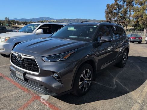 Certified 2023 Toyota Highlander XLE image 3