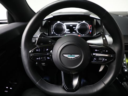 Used 2025 Aston Martin V8 Vantage Coupe image 18