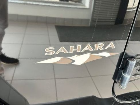 Used 2018 Jeep Wrangler Unlimited Sahara w/ Max Tow Package AWD/4WD image 8