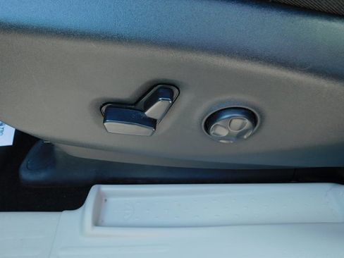 Used 2024 Chrysler Pacifica Select image 25