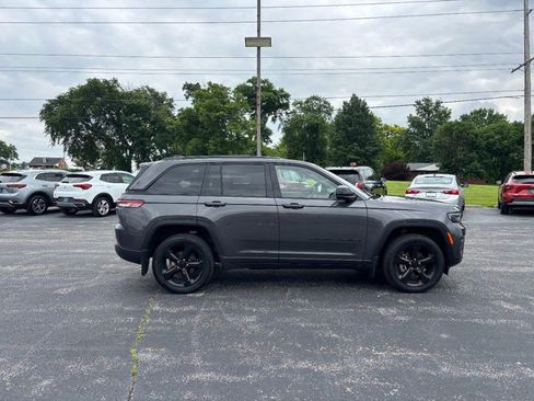 Used 2023 Jeep Grand Cherokee Altitude AWD/4WD image 4