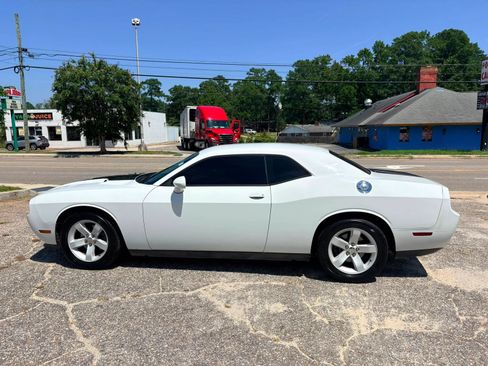 Used 2013 Dodge Challenger SXT RWD image 4