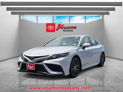Used 2023 Toyota Camry SE AWD/4WD image 4