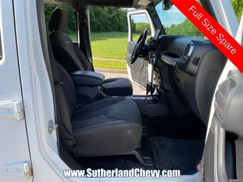 Used 2016 Jeep Wrangler Unlimited Sahara AWD/4WD image 15
