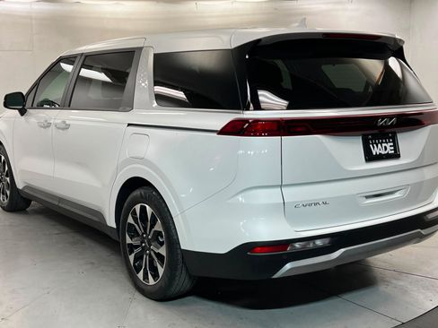 Used 2024 Kia Carnival EX FWD image 3
