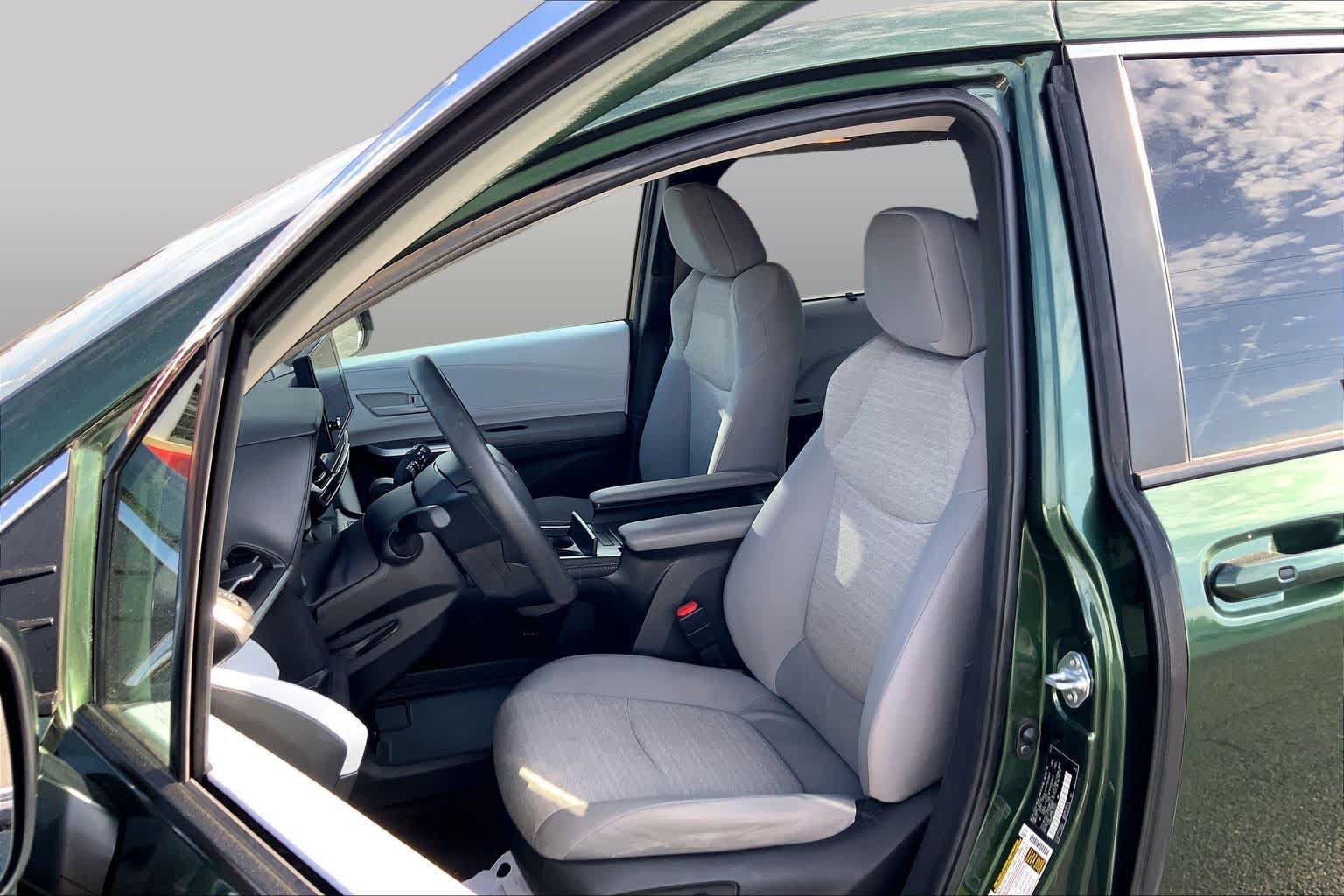 Certified 2025 Toyota Sienna LE w/ LE Plus Package FWD image 8