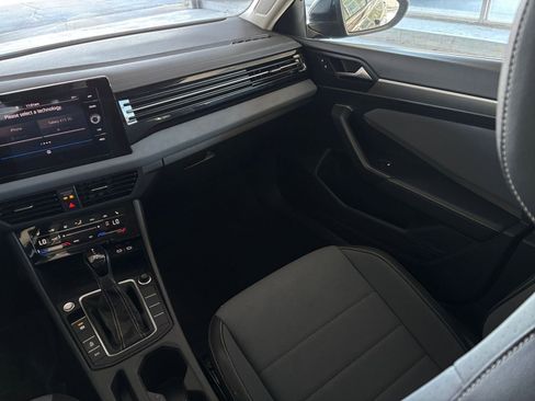 Used 2025 Volkswagen Jetta SE image 33