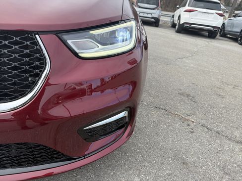 Used 2023 Chrysler Pacifica Touring-L image 10