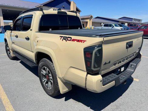 Used 2020 Toyota Tacoma TRD Sport w/ TRD Premium Sport Package AWD/4WD image 7