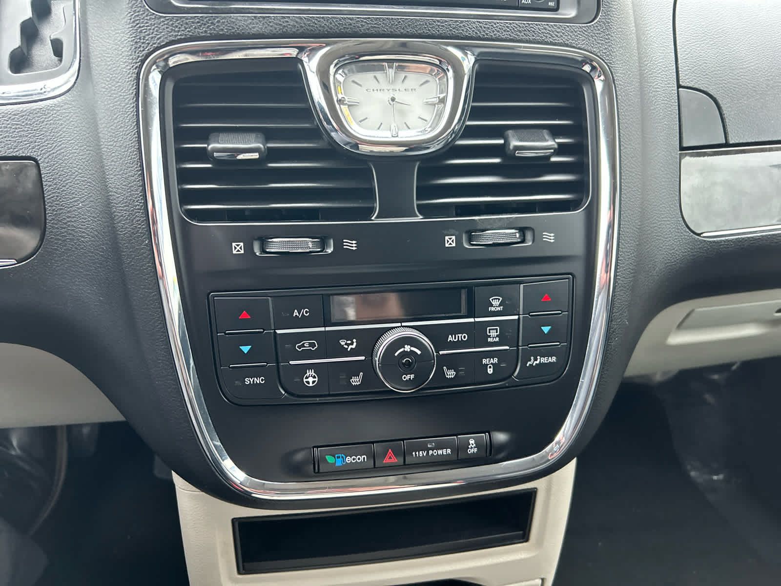 Used 2015 Chrysler Town & Country Touring w/ Driver Convenience Group FWD image 18