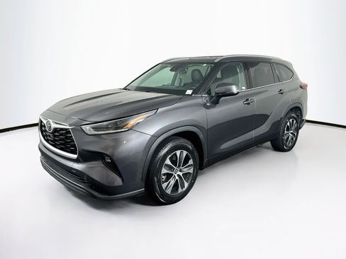 Used 2021 Toyota Highlander XLE FWD image 3