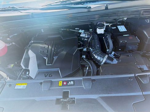 Used 2025 Kia Carnival FWD image 34