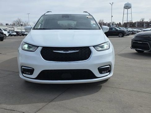 Used 2022 Chrysler Pacifica Touring-L image 2