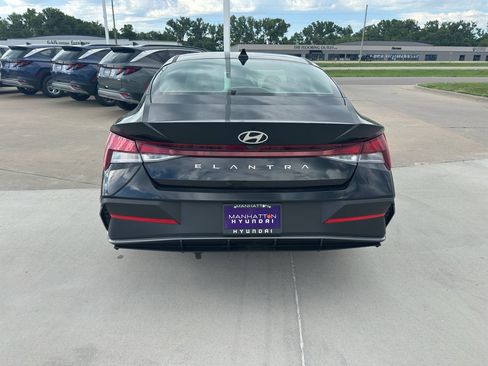 New 2026 Hyundai Elantra SE FWD image 9
