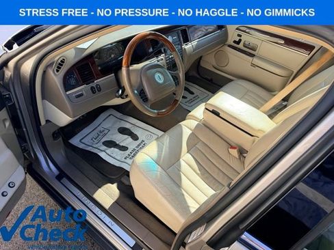 Used 2003 Lincoln Town Car Signature image 16