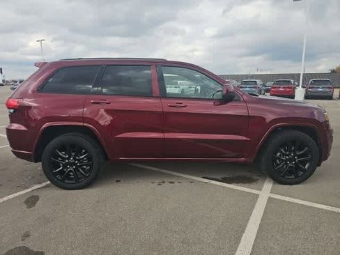 Used 2018 Jeep Grand Cherokee Altitude image 4