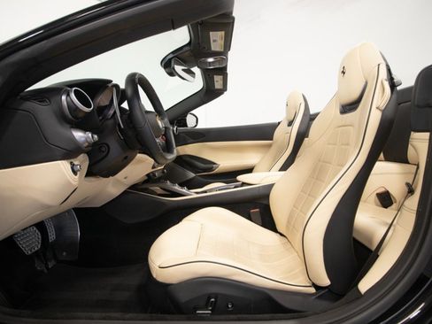 Used 2020 Ferrari Portofino image 21