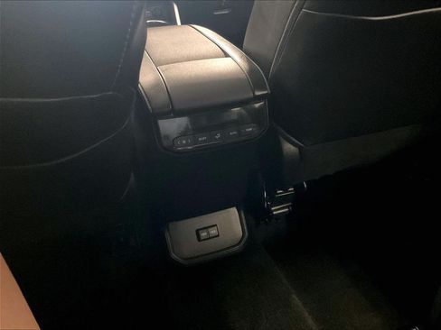 Used 2023 Toyota Highlander XLE AWD/4WD image 28