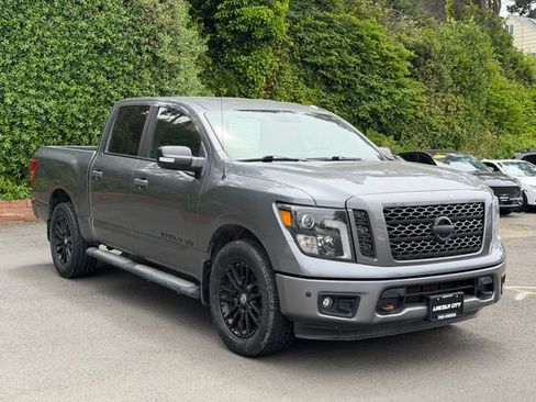 Used 2018 Nissan Titan SV w/ SV Convenience Package AWD/4WD image 3